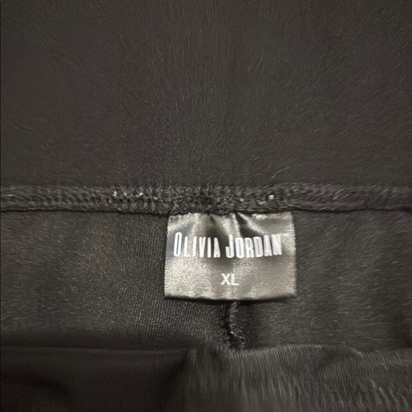 Black High-Waisted Leggings - Picture 3 of 3